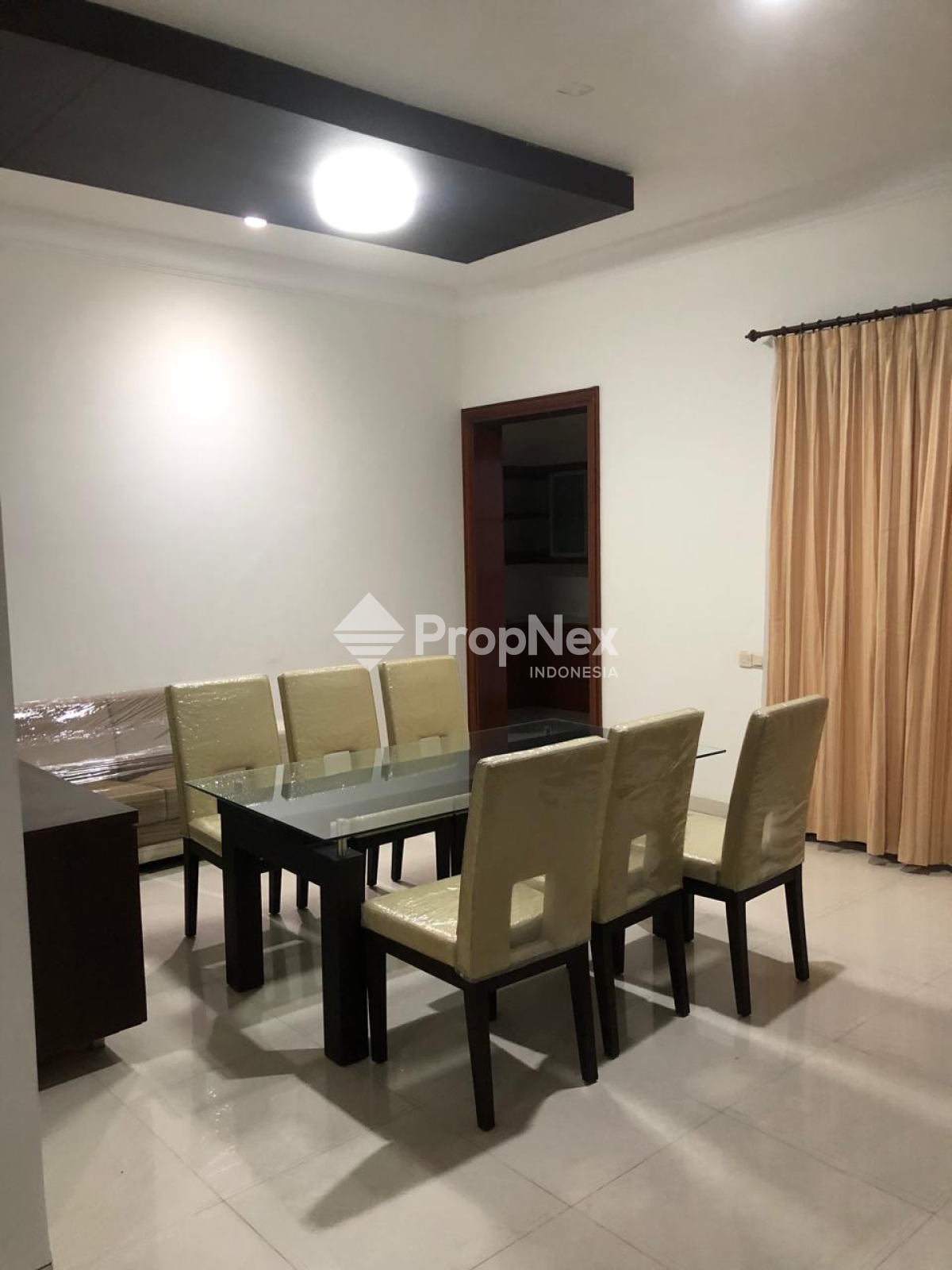 GRAHA FAMILY,  Rumah Semi Furnish Sudah Renovasi — foto 4